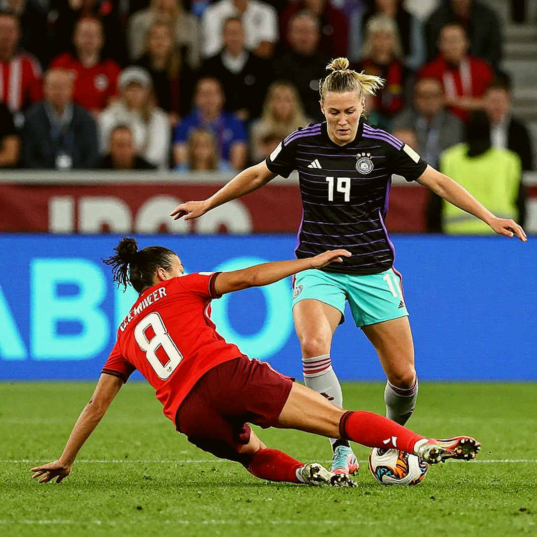 Ireland – Áo bị tạm dừng ở phút 20: Bàn thắng của Parrott, những quả bóng tennis và hóa đơn chính trị của FAI